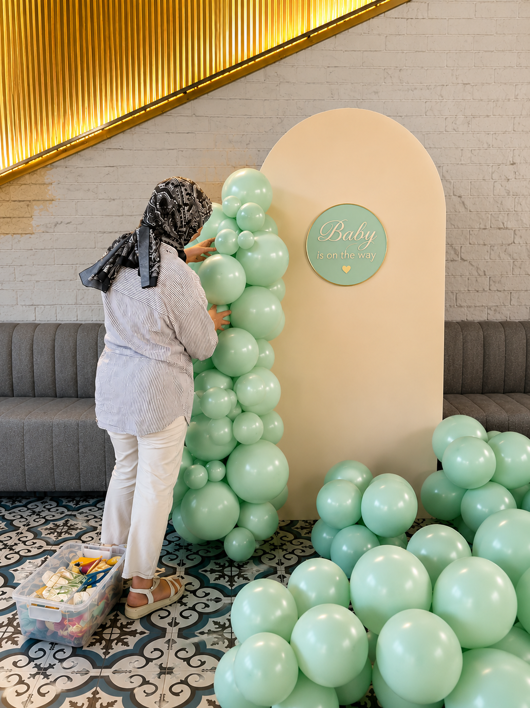 Baby shower organizasyonu için mint yeşili balonlarla hazırlanan dekorasyon ve konsept alanı