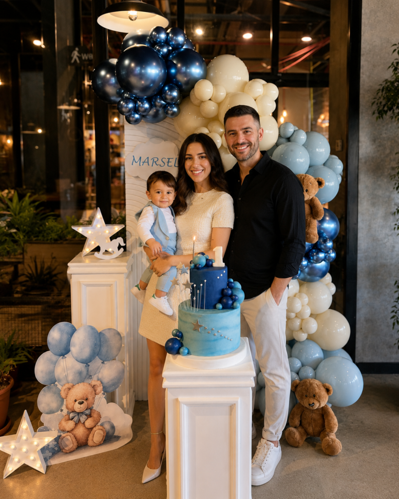 Mavi balon konseptli çocuk doğum günü kutlaması ve aile fotoğraf alanı