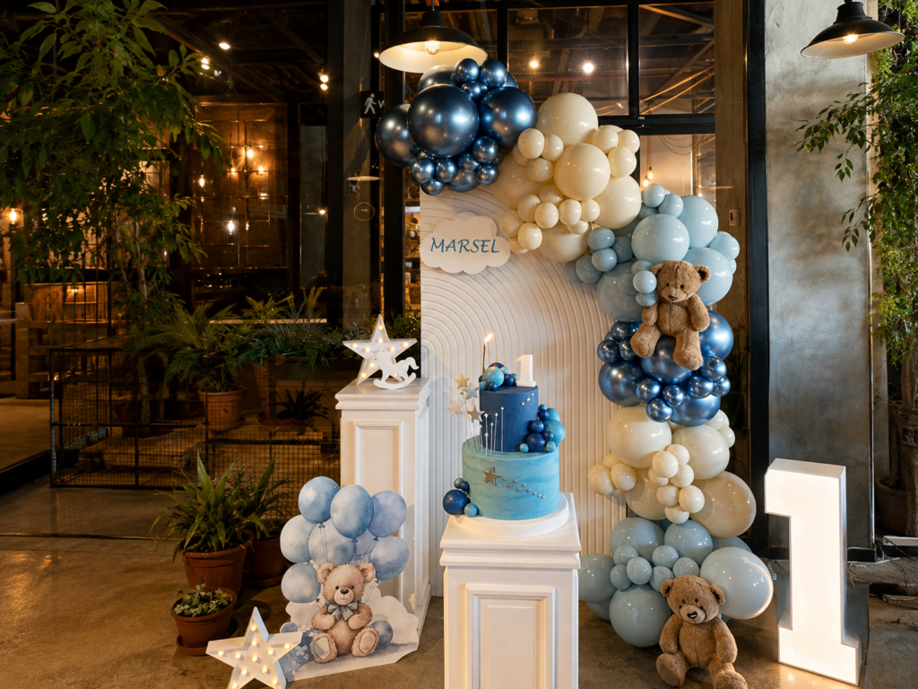 Mavi 1 yaş doğum günü organizasyonu, erkek bebek doğum günü konsepti, balon dekorasyonu, ayıcık temalı doğum günü ve butik organizasyon tasarımı.